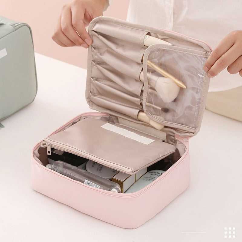 Makeup bag with spacious compartments and zip closure, ideal for organizing cosmetics at home or while traveling.